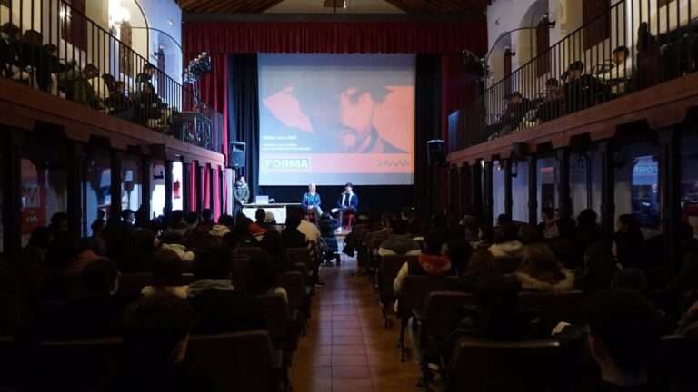 El guionista Diego San José comparte con estudiantes de Toledo su buen hacer en escritura audiovisual
