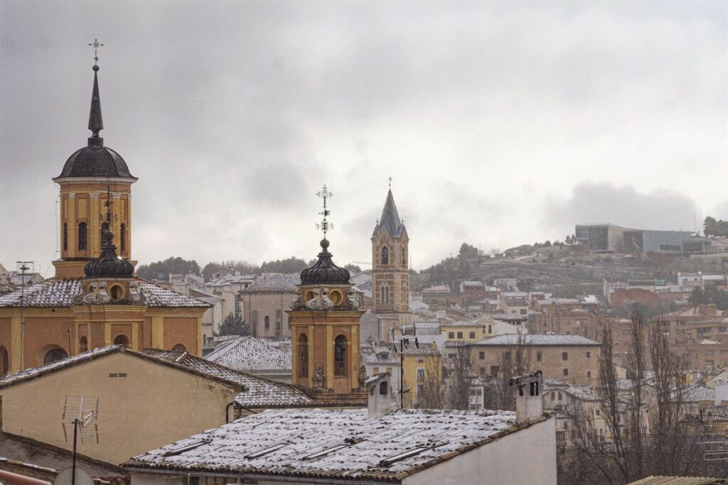 El hielo y la nieve cortan 30 rutas escolares en Cuenca y Guadalajara y dejan sin clase a 272 alumnos