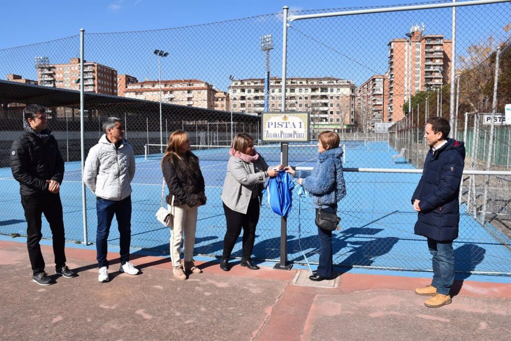 Familiares, amigos y clubes asisten en Talavera al descubrimiento de la placa a la profesora de tenis Zulaika Pulido