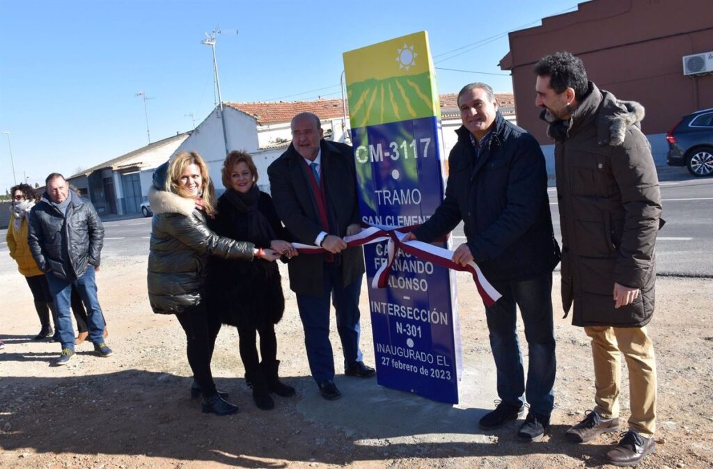 Guijarro supervisa los trabajos de mejora de 12 kilómetros en la CM-3117 entre San Clemente y Casas de Fernando Alonso