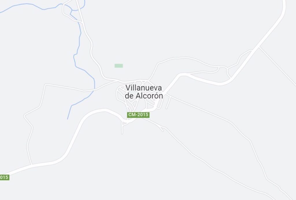 La carretera CM-2015 queda cortada en Villanueva de Alcorón por el accidente de un camión bañera