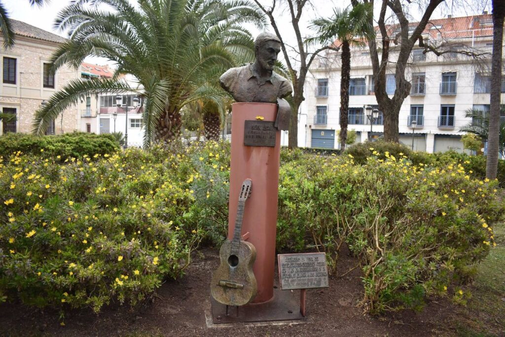 La escultura de Javier Segovia en los Jardines del Prado de Ciudad Real cuenta desde hoy con una placa conmemorativa
