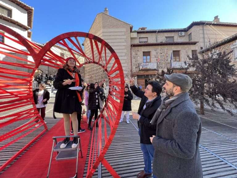 La toledana plaza Sofer acoge un "pasaje del amor" con photocall a cargo del alumnado de la Escuela de Arte
