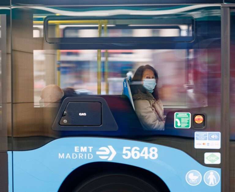 Las mascarillas dejarán este miércoles de ser obligatorias en los transportes públicos
