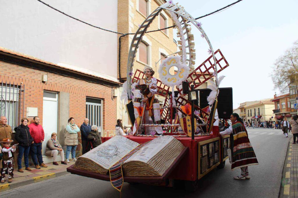 Los míticos “Harúspices”, con su espectáculo “Herejía”, se alzan con el primer premio del Concurso Regional de Carrozas de Villarrubia de los Ojos 18