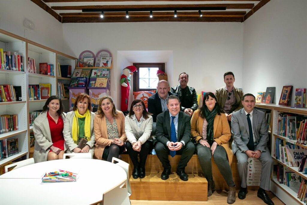 Minglanilla (Cuenca) actualiza con ayuda de la Junta el contenido de su biblioteca, que luce renovada
