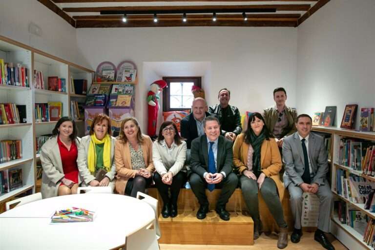 Minglanilla (Cuenca) actualiza con ayuda de la Junta el contenido de su biblioteca, que luce renovada