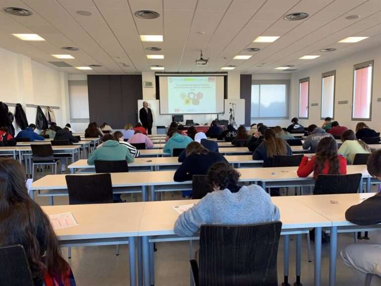 Alta presencia femenina en la Olimpiada Regional de Biología, que ha reunido a casi 60 participantes