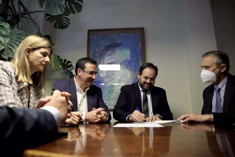 Núñez certifica ante notario sus compromisos sanitarios si gobierna criticando a quienes no cumplen lo que prometen