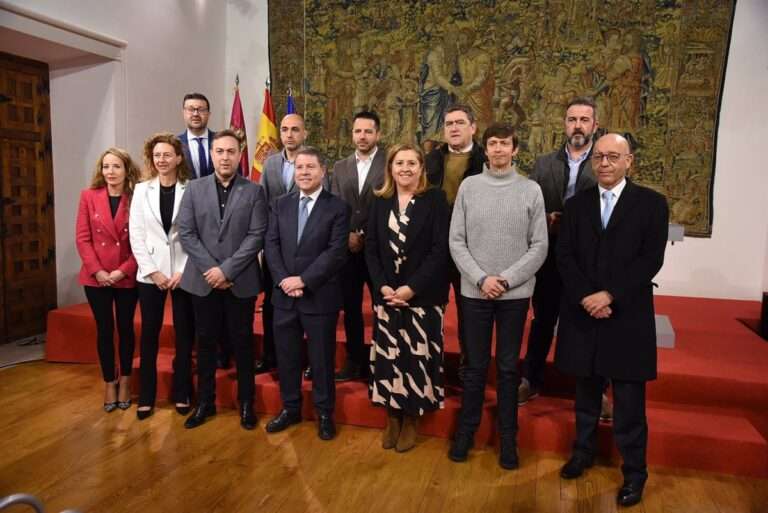 Page sella con ANPE y UGT acuerdo que reduce ratios y horario lectivo de docentes y recupera pago de verano a interinos