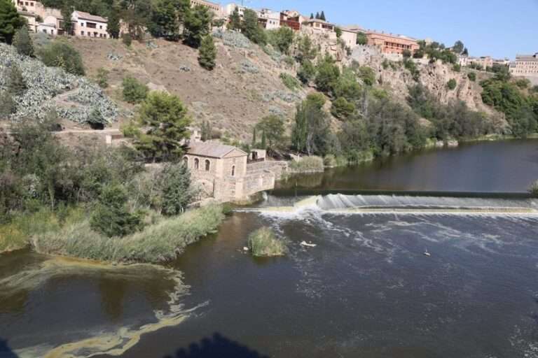 Presidente de la CHT achaca las espumas del Tajo a su paso por Toledo a "un conjunto de causas", no solo a la depuración