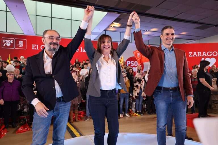 Sánchez anuncia que el Gobierno aprobará el martes 2.520 millones para becas para un millón de estudiantes