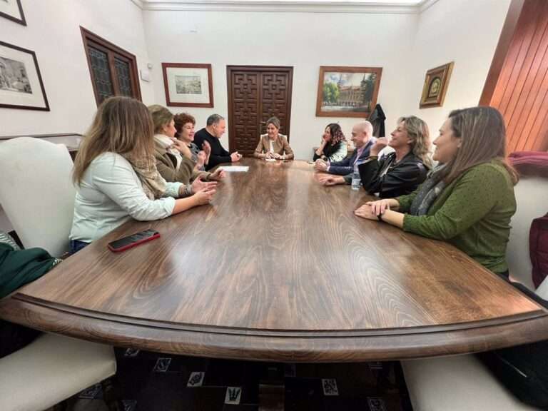 Tolón se compromete con los sindicatos a impulsar una moción de apoyo a las trabajadoras de la limpieza