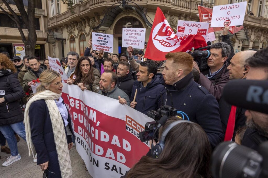 Trabajadores Ingeteam se manifiestan en Albacete reclamando a Díaz que los defienda y esta pide a la empresa que negocie