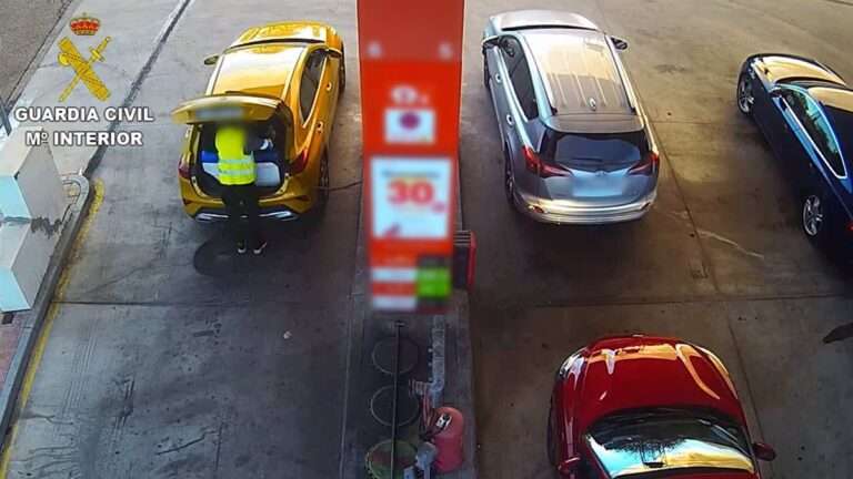 Detenidos dos varones y una mujer por robar 18.000 euros en gasoil en varias provincias