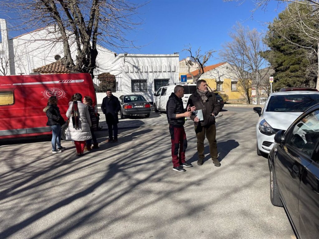 Vecinos de Tiradores Altos en Cuenca y Ayuntamiento acuerdan reforzar vigilancia para frenar estacionamiento irregular