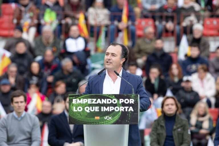 Vox contesta a Page culpándole de que la mayoría de agricultores rieguen "con acequias de hace más de 50 años"