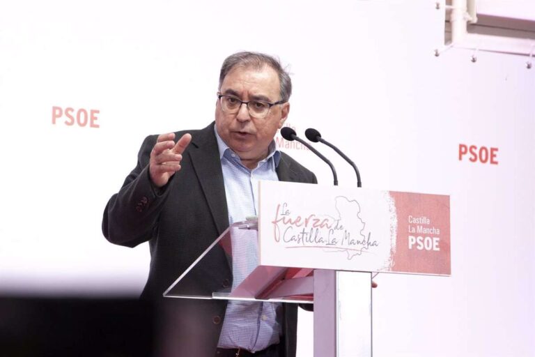PSOE tilda de "insulto" y de "suerte de comedia burlesca" que Núñez vaya a Madrid a presentar su candidatura por C-LM