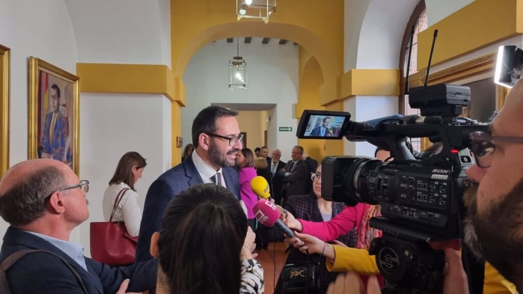 PSOE dice a Núñez que "se queda solo en la pista bailando con Vox" y le insiste para que gobierne la lista más votada