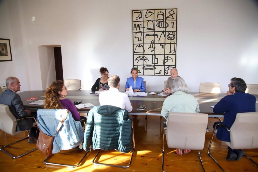 Tolón se compromete a desarrollar las 25 medidas elaboradas por la Mesa del Casco de Toledo para revitalizar el barrio