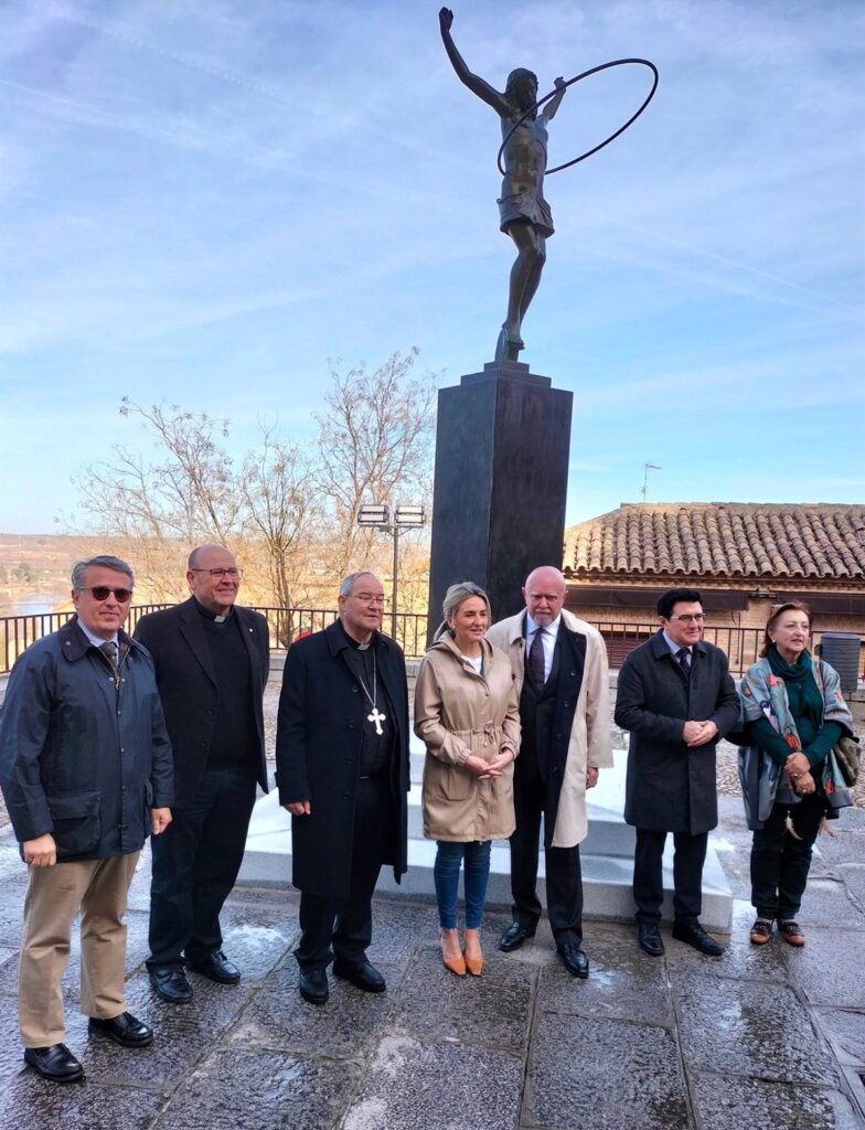 La escultura 'La Ascensión' de Nino Longobardi ya "enriquece" el mirador de San Juan de los Reyes de Toledo