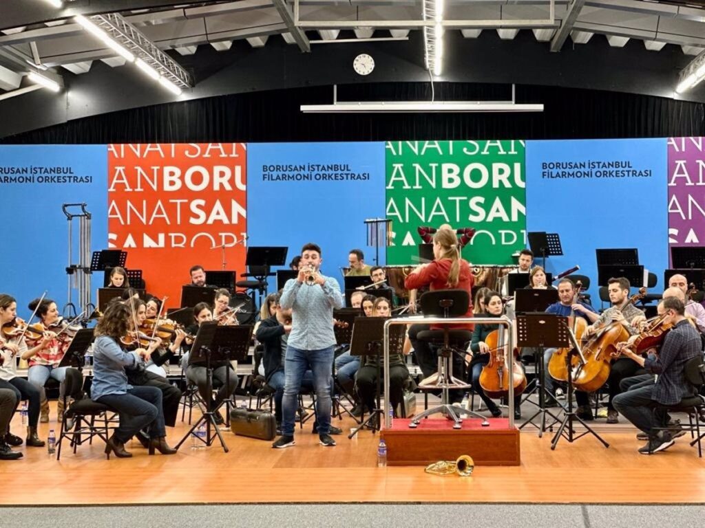 El trompetista Manuel Blanco sube el telón en Turquía tras los terremotos en un concierto benéfico ante 2.300 personas