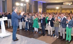 Feijóo hace un sondeo ciudadano en Guadalajara: "Dicen que Guarinos va bien y que apretemos para cambiar España y CLM"