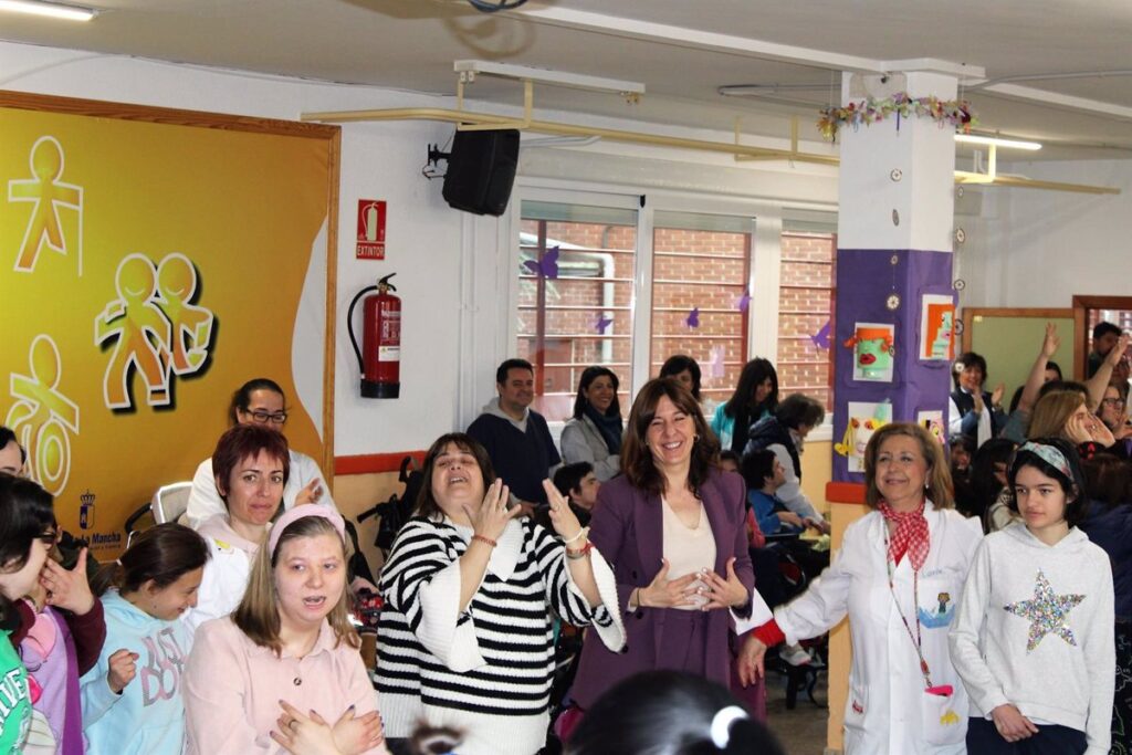 Fernández reivindica un cambio social para reconocer a las mujeres que cuidan de niñas y niños con discapacidad