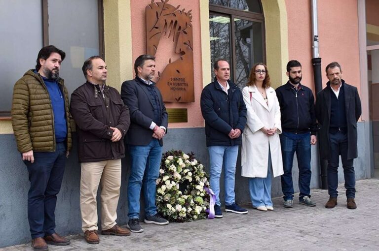 Guadalajara recuerda a las víctimas depositando una corona de flores junto al monolito de la estación de Cercanías