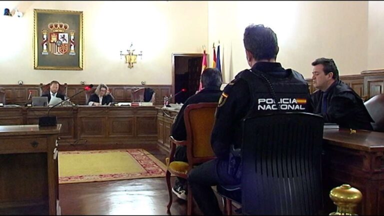Acusado de asesinar prendiendo fuego a su madre reitera su inocencia en la vista final del juicio en Cuenca