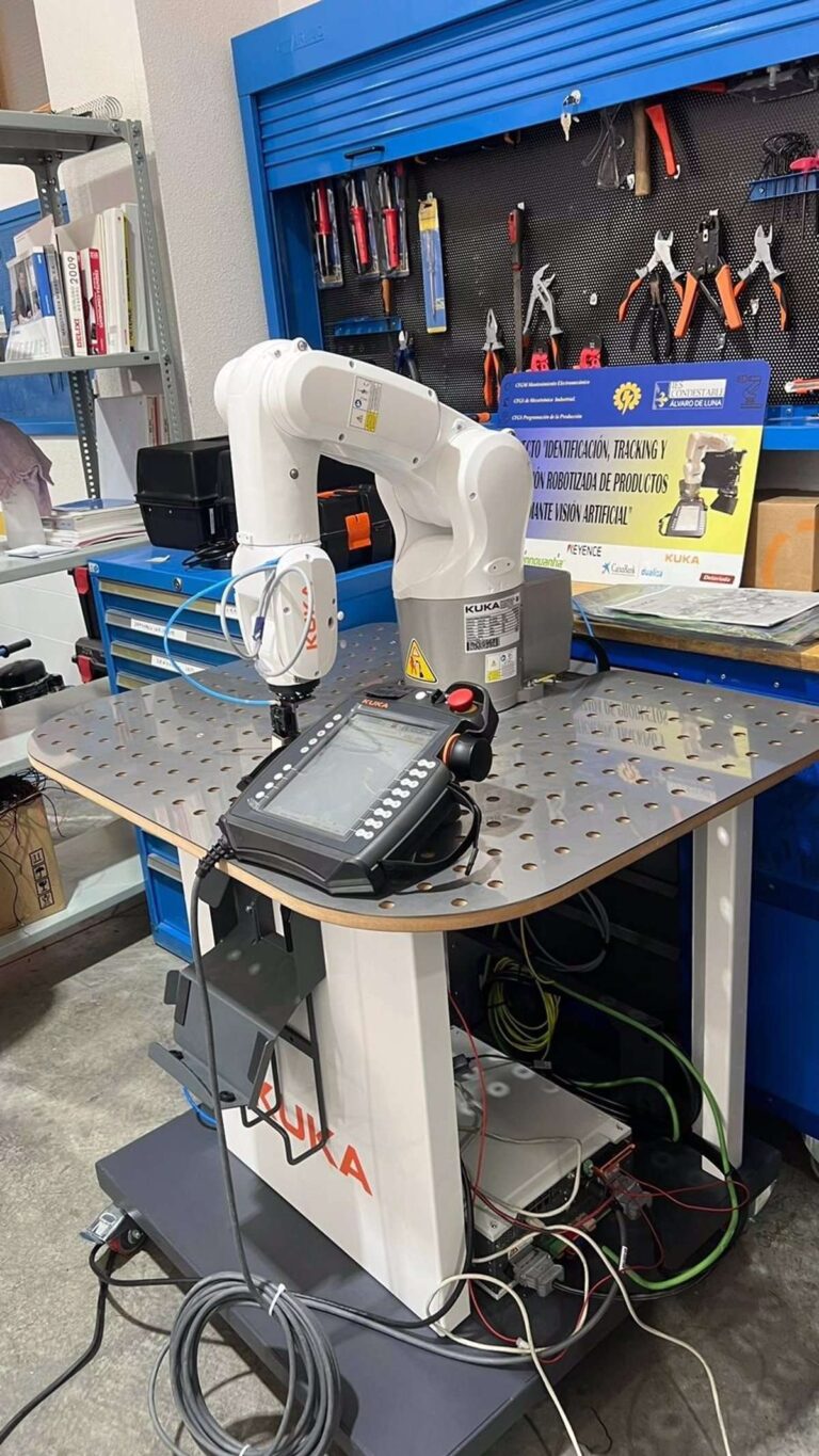 Un instituto de Illescas recrea una cadena de producción robotizada con la Convocatoria de Ayudas Dualiza de Caixabank