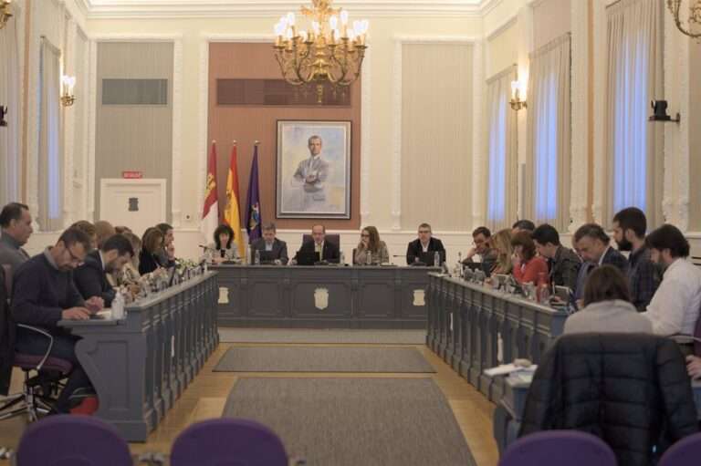 Guadalajara otorga su Medalla de Oro a la AECC y a la asociación de belenistas, y la de Plata al Grupo Teatro Salesianos