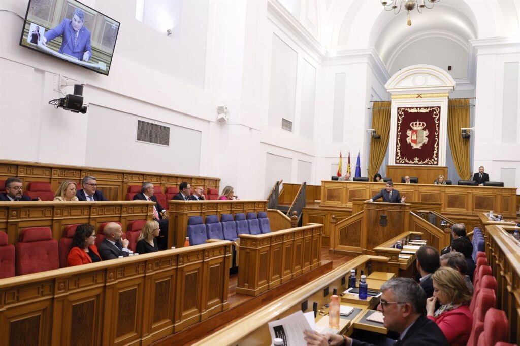 Zascas, chascarrillos y anécdotas de diputados de C-LM para poner la guinda a la última sesión de la legislatura