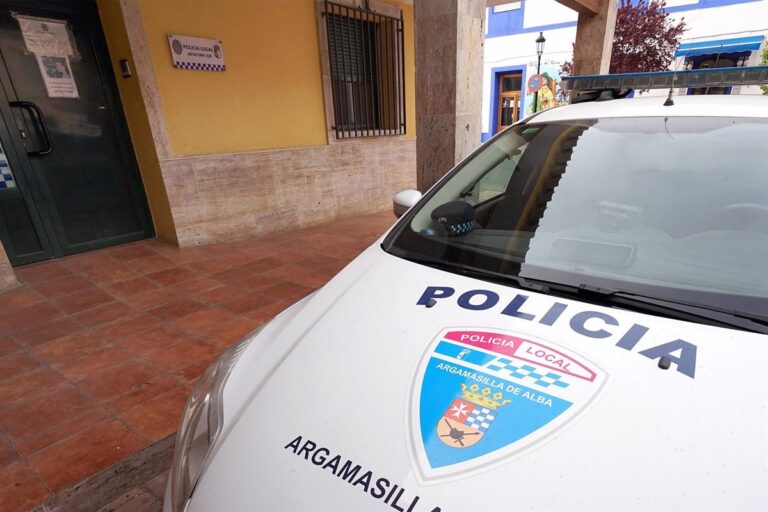 Policías locales de Argamasilla de Alba evitan que una mujer de edad avanzada se precipite desde su balcón
