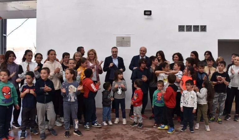 Guijarro destaca el esfuerzo de Graja de Iniesta contra la despoblación: "Tiene ratios asombrosas de escolares"