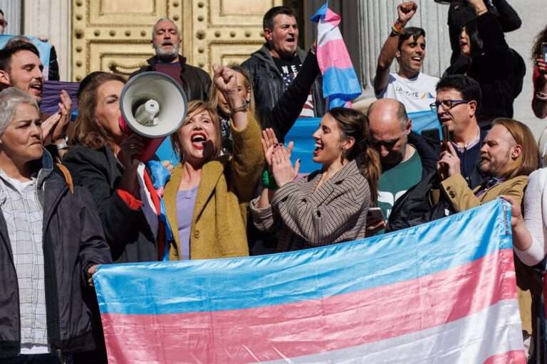 Los españoles de más de 16 años podrá modificar desde hoy su sexo en el Registro Civil sin ningún requisito