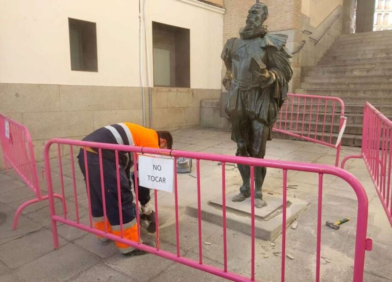 Retiran la estatua de Cervantes en Toledo para mejorar y fortalecer su anclaje