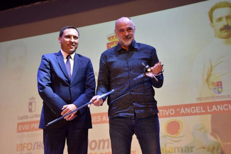Pablo Laso, Iván Helguera, Sandra Sánchez y Mateu Lahoz reciben sus espadas tras ser reconocidos en Premios Ángel Lancho