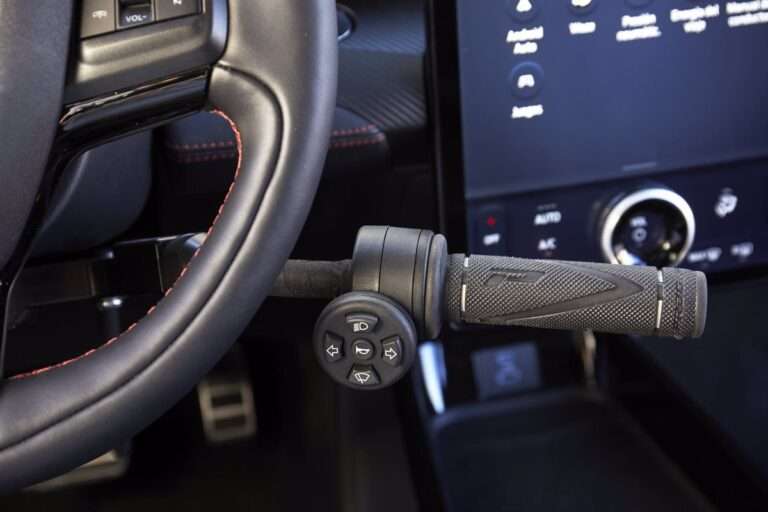 Pacientes de Parapléjicos podrán probar cómo se conduce un Ford Mustang adaptado 100% híbrido a través de un simulador