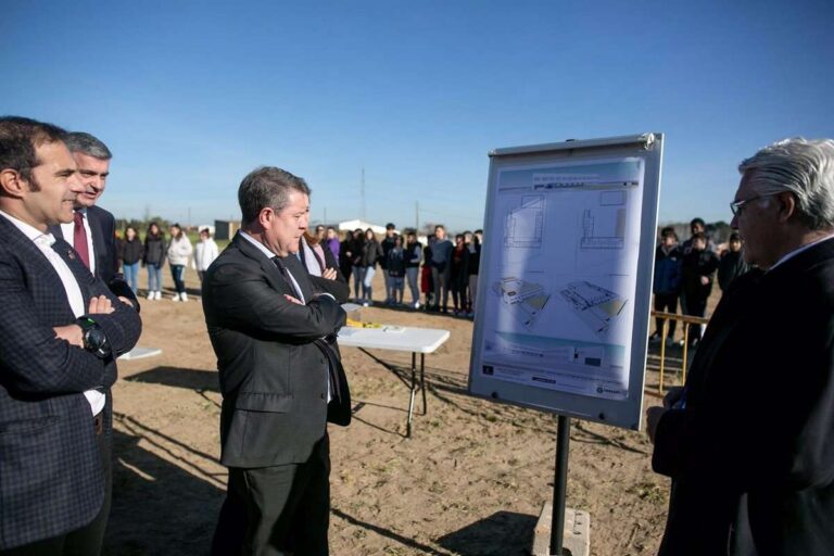 Page aprovecha el inicio de la ampliación del CEIP de El Viso para anunciar 75 millones en rutas y comedores escolares