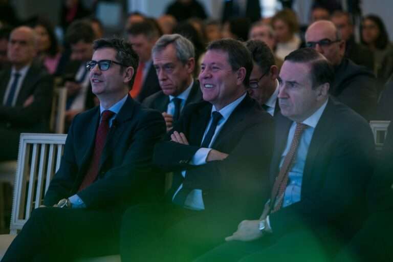 Page cree que la moción de censura debería ser "contra Abascal" y le afea que se tome "a cachondeo" la democracia