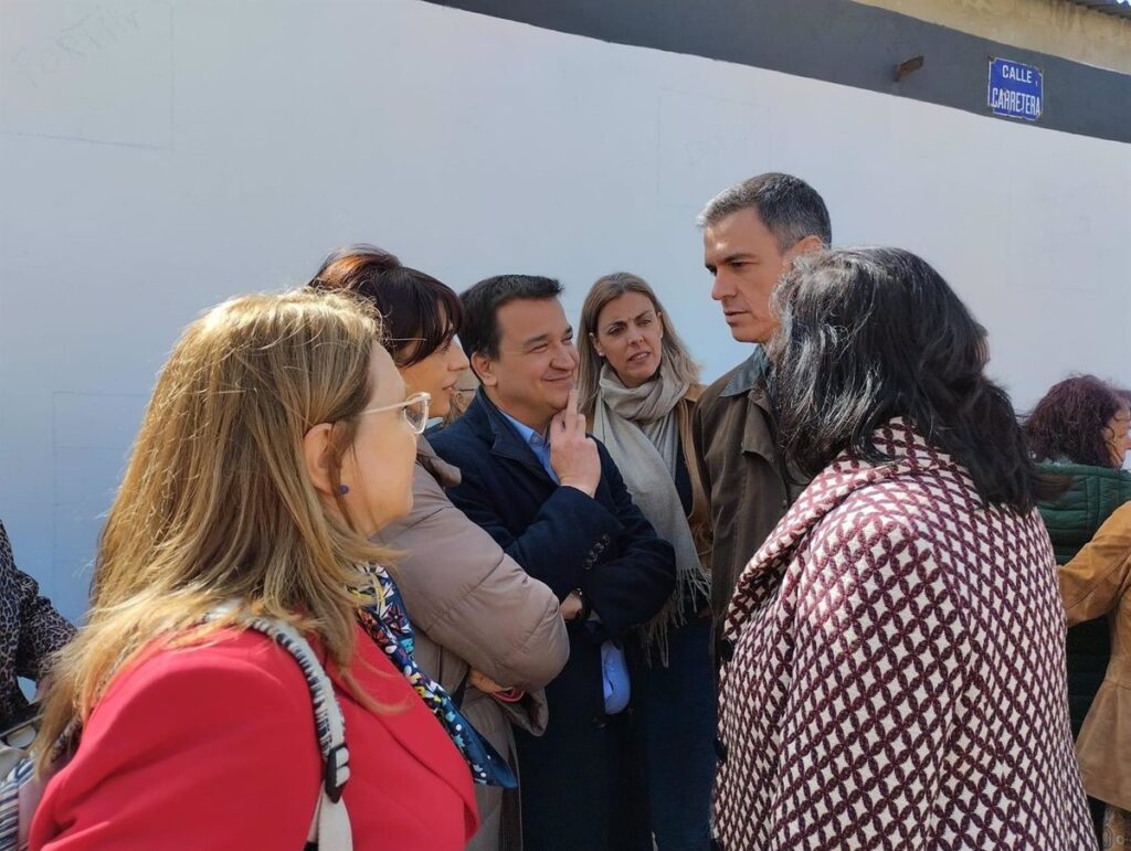 Pedro Sánchez visita por sorpresa Azután (Toledo) y ensalza la mujer rural como "pieza clave" en el desarrollo social