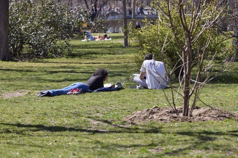 Cielos soleados, con calor y temperaturas de hasta 30ºC marcarán el tiempo toda la semana, aunque lloverá en el norte