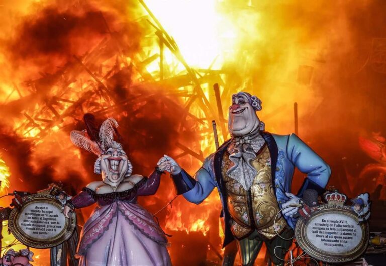 Renfe programa 27 trenes especiales de media distancia durante las Fallas con origen y destino Valencia