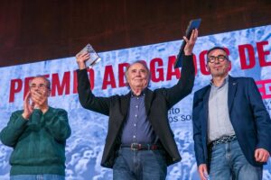 Serrat clama por más libertad al recibir el Abogados de Atocha 2023: "Parece mentira lo que cuesta defenderla"