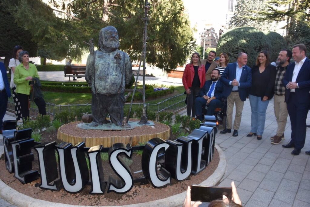 Albacete homenajea al cineasta José Luis Cuerda con una escultura en la Plaza del Altozano