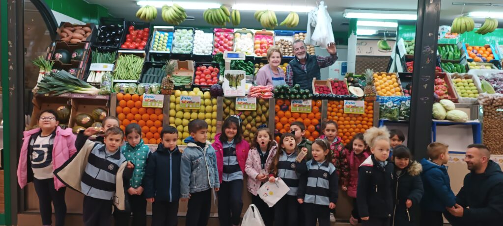 Los alumnos de 5 años del Colegio San José de Puertollano visitan el Mercado municipal 1