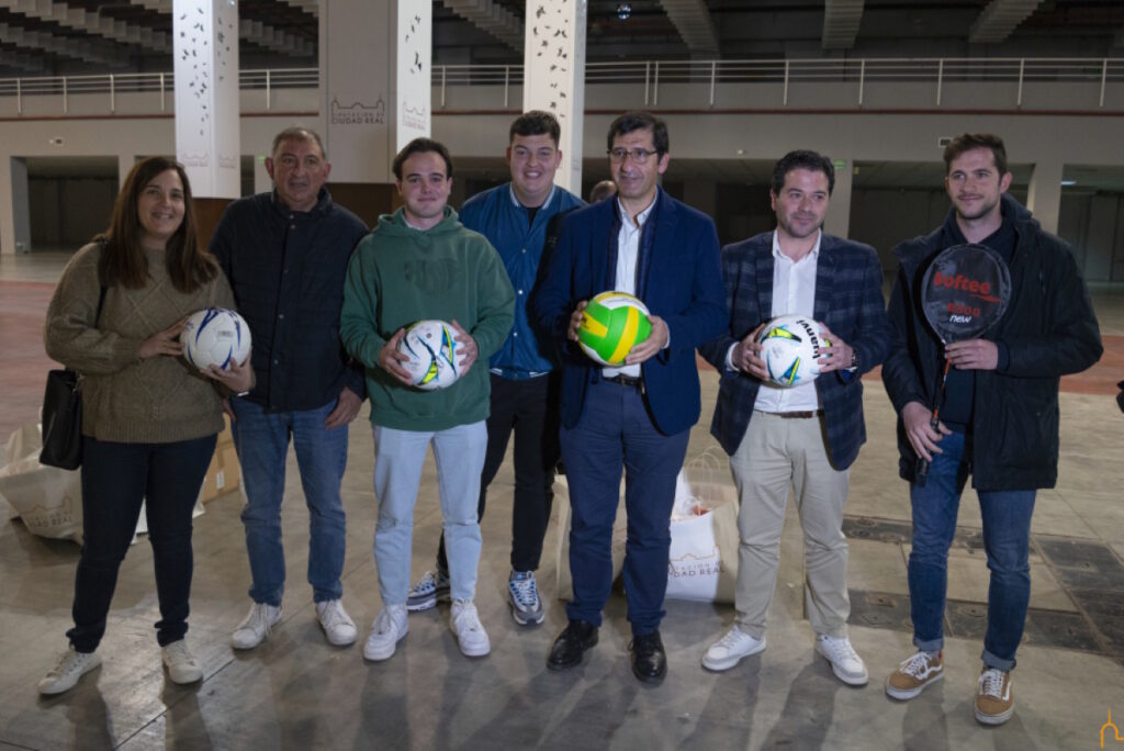 entregan equipamiento escuelas deportivas de ciudad real