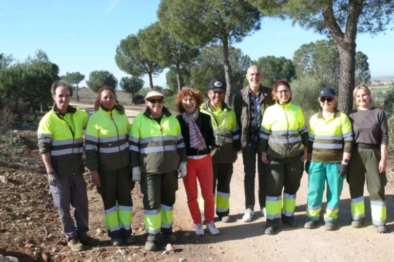 alumnado siembra especies por dia del arbol miguelturra