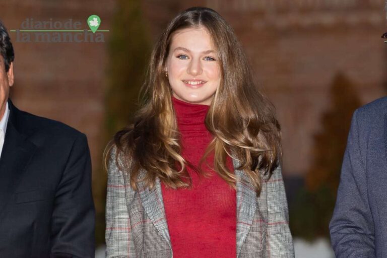 Madrid, España- 15 de diciembre de 2022: La Princesa de Asturias visita la sede de la Cruz Roja en Madrid, para conocer el trabajo social que realizan. La Princesa de Asturias Doa Leonor con chaqueta de vestir, jersey cuello alto y pantalón negro. — Foto de Musiu0 (DepositPhotos)